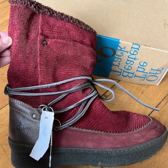 Brand New Dark burgundy in color- OTBT Boot -winter close out 7, 8 1/2 and 9 - Picture 7 of 7